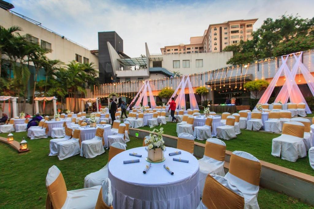 The Woodrose Hotel Bangalore Exterior foto